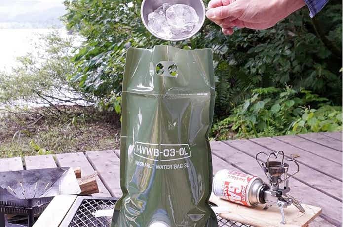 ウォータータンクに水を入れている様子