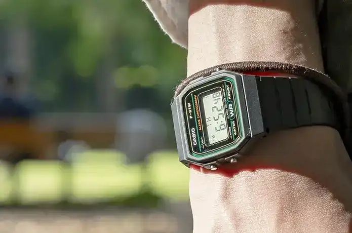 F-91Wを着用している男性