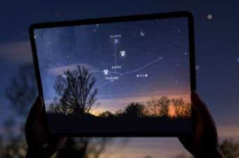 【夜空にかざすだけ】流星群も見つかる！キャンプや夜散歩で使いたい星座アプリ10選