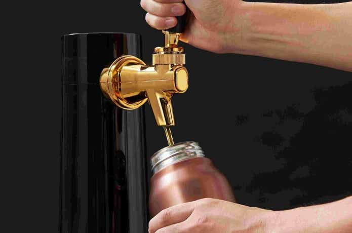 タイガー魔法瓶の「真空断熱炭酸ボトル MTA-T」にビールを注ぐ