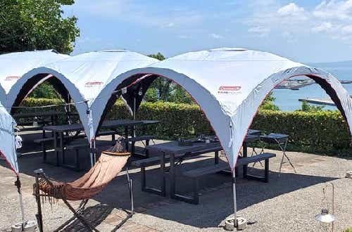 開放的なオープンテラスで手ぶらバーベキュー