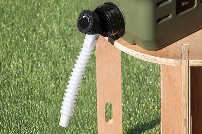 ウォータージャグに付属ホースをつけた様子