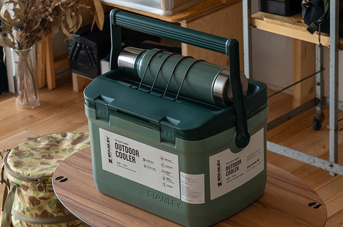スタンレーの「クーラーボックス 15.1L」にボトルを挟んでいる