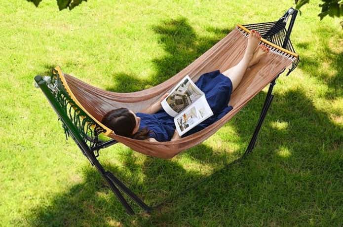 ハンモックに横になる女性