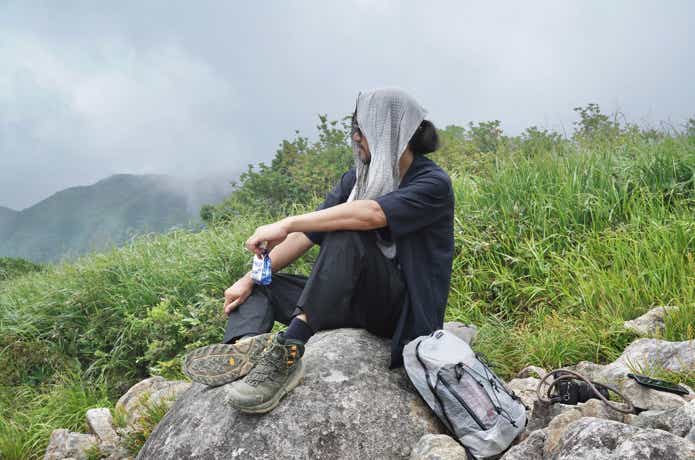 無印良品　風を通すタックテーパードパンツ