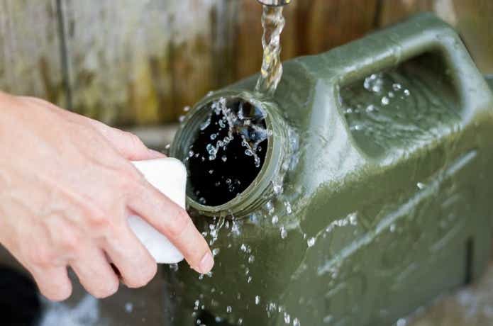 ウォータータンクを洗っている様子