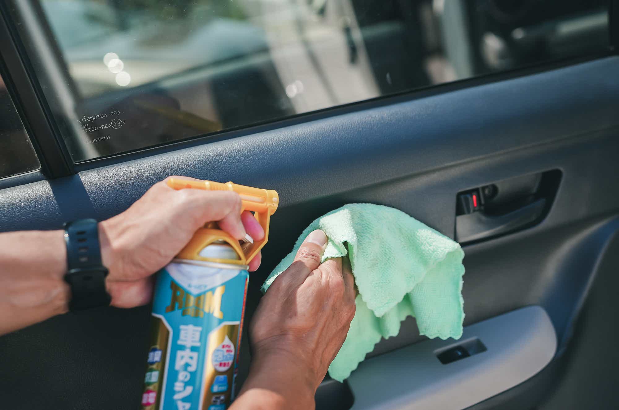 ルームピア 車内のシャンプー ドアを拭く