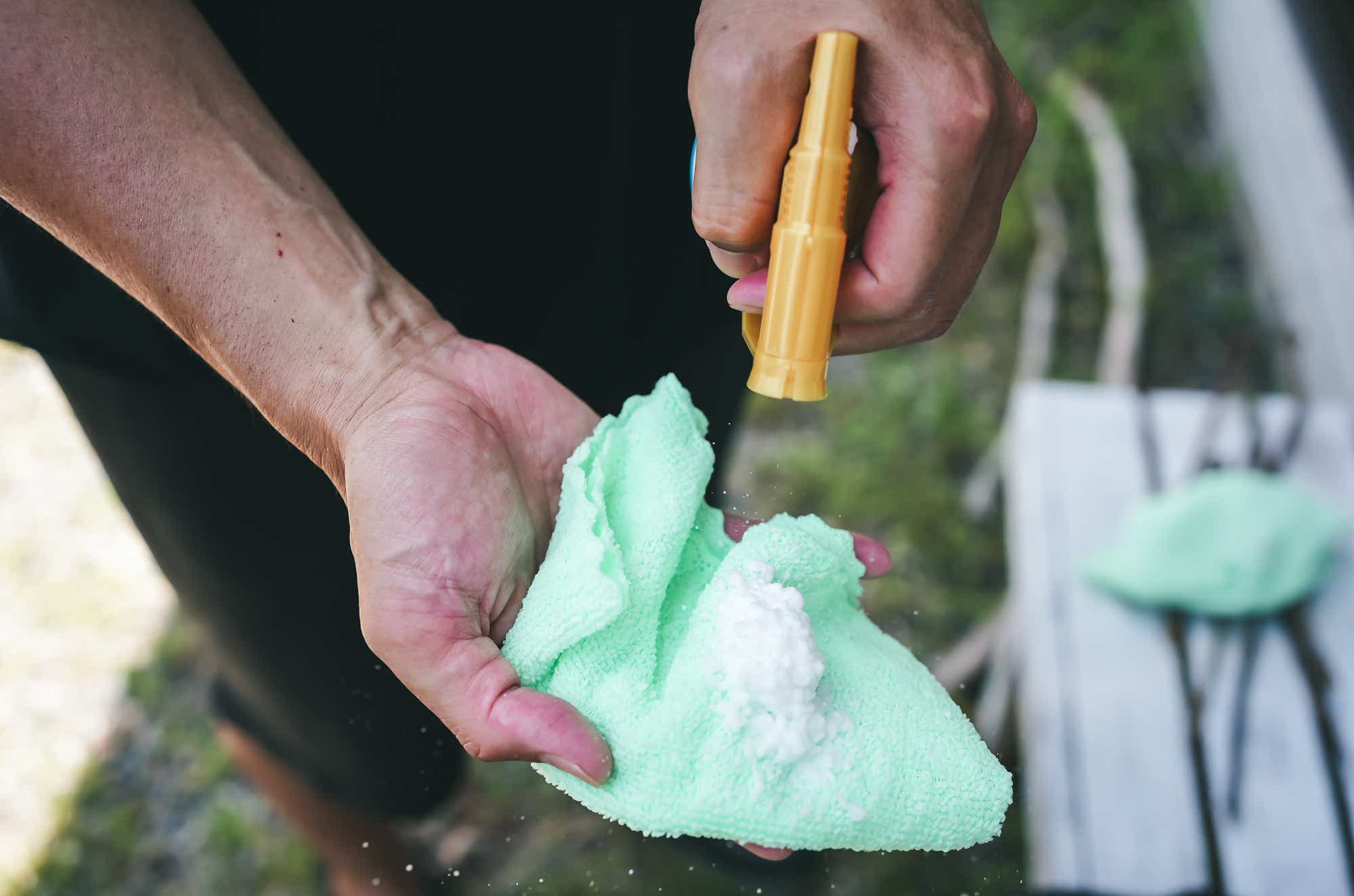 ルームピア 車内のシャンプー タオルに泡をつけているところ