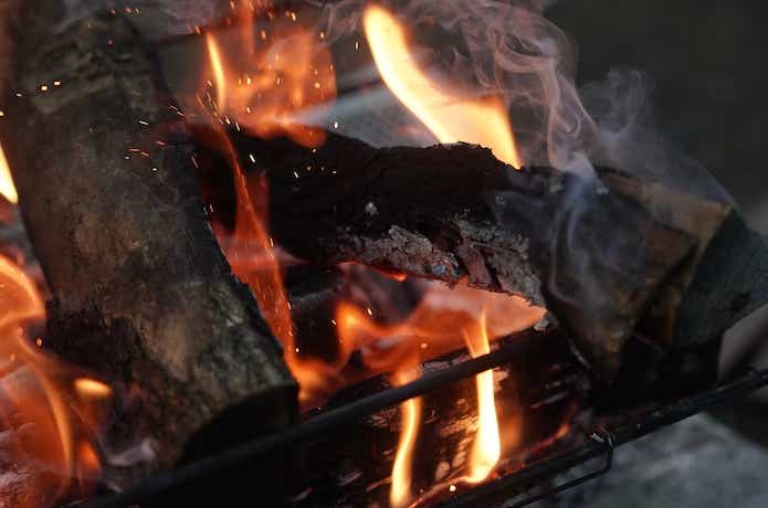 焚き火で燃える薪