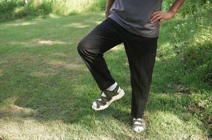 無印良品　風を通すタックテーパードパンツ