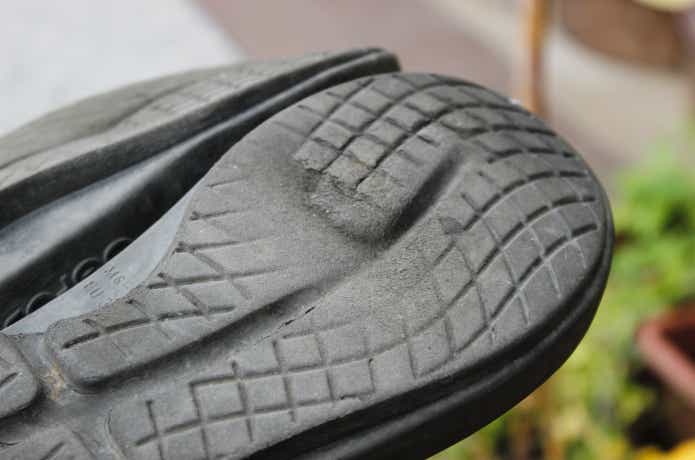 すり減ってしまったサンダルの裏面