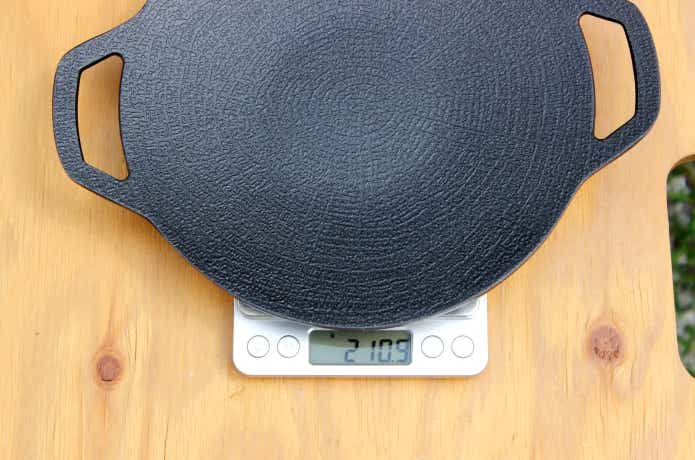 ダイソー20cmの重さを測っている