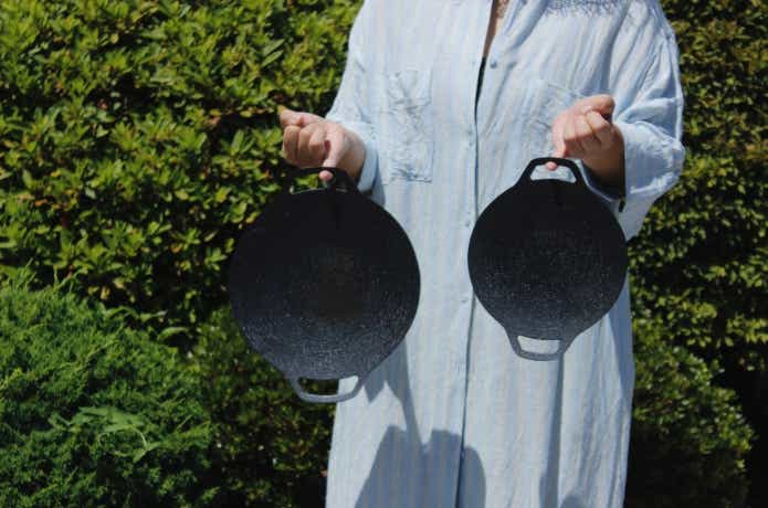 ダイソー20cmと25cmを指に引っ掛けて持っている