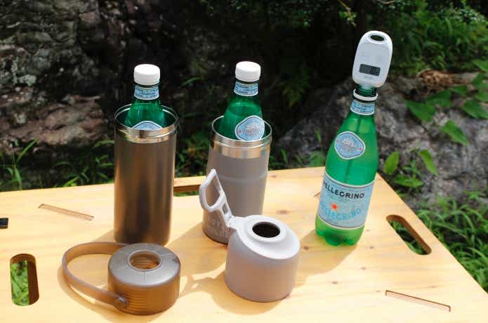 ワークマン500ml専用真空保冷ペットボトルホルダー、ラコレペットボトルホルダー、常温のペットボトルを並べてある