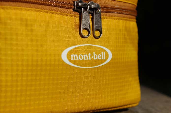 モンベルクーラーボックス4.0Lの表地のアップ