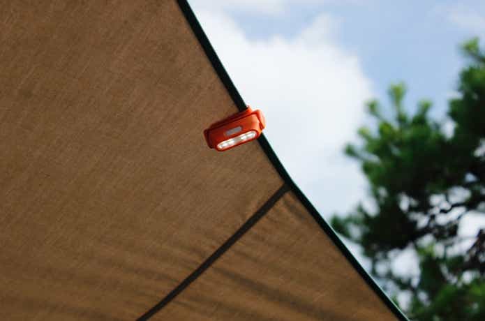 クリップオンコンパクトライトをタープにつけている