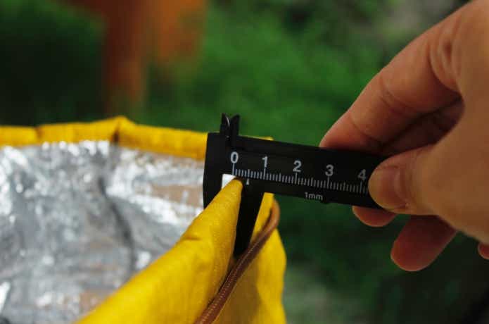 モンベルクーラーボックス4.0Lの厚み