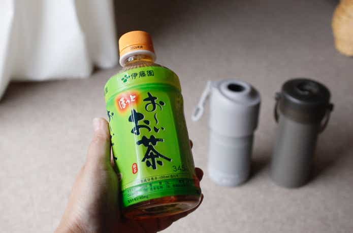 ホット用ペットボトルを手に持っている