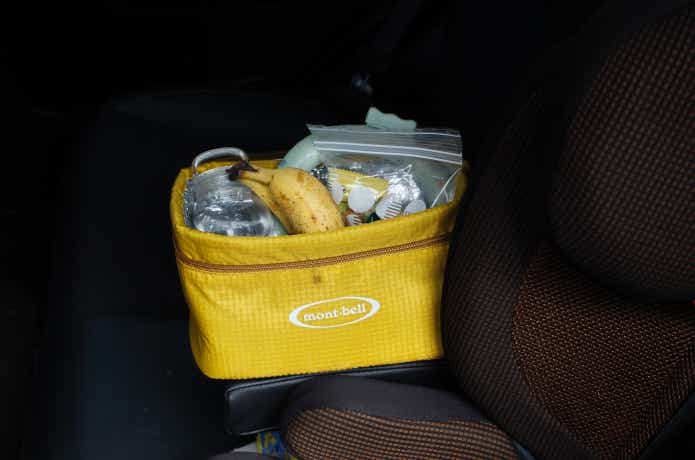 モンベルクーラーボックス4.0Lを車の座席においてある