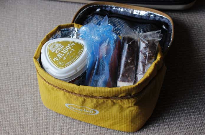 モンベルクーラーボックス4.0Lに冷凍食品を入れてある