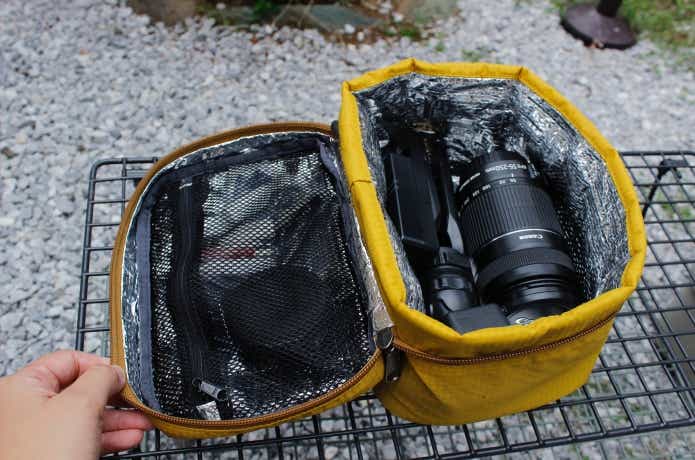 モンベルクーラーボックス4.0Lにカメラとレンズを入れてある