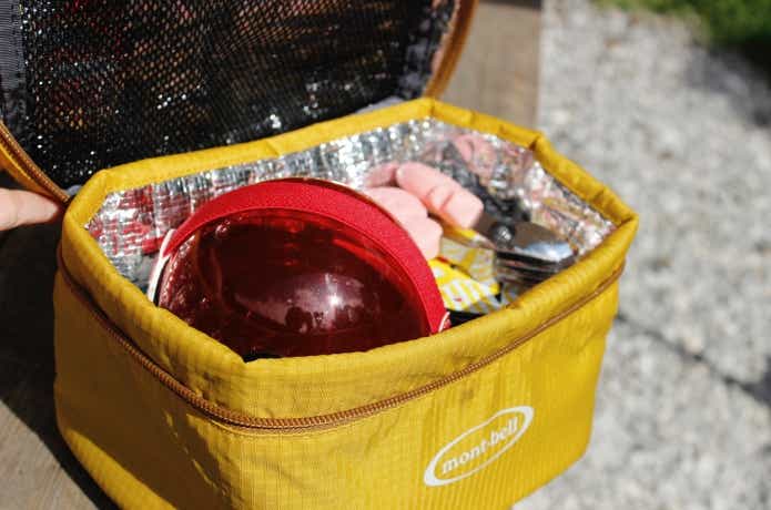 モンベルクーラーボックス4.0Lにお弁当箱を入れてある