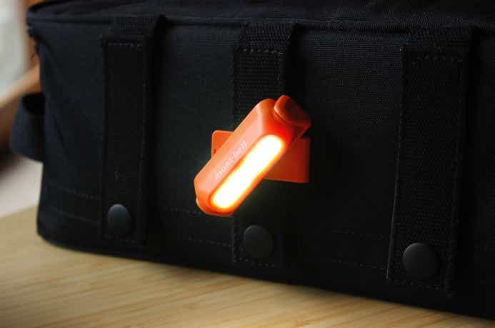 クリップオンコンパクトライトが光っている