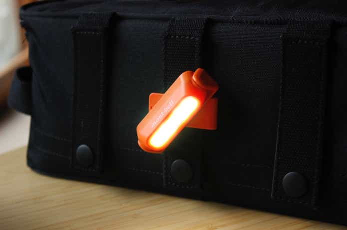 ライトを回して傾けているところ