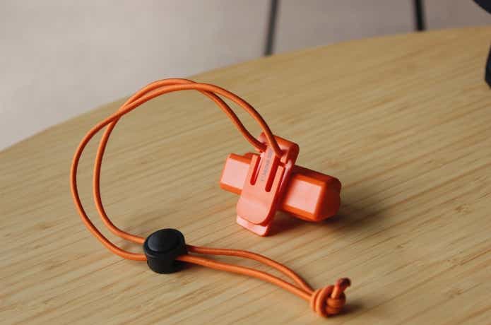 クリップオンコンパクトライトにゴム紐をつけてある