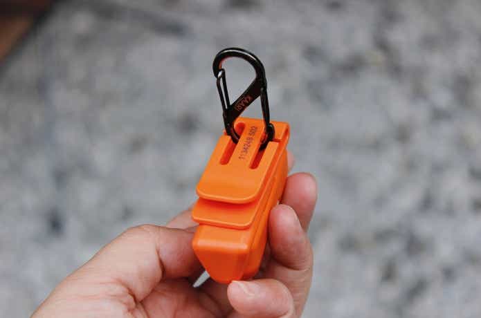 クリップオンコンパクトライトにカラビナを足してある