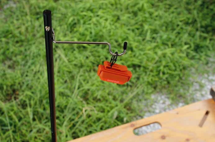 クリップオンコンパクトライトをランタンスタンドに吊り下げている