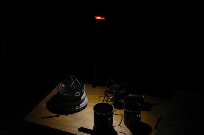 クリップオンコンパクトライトをランタンスタンドに吊り下げている