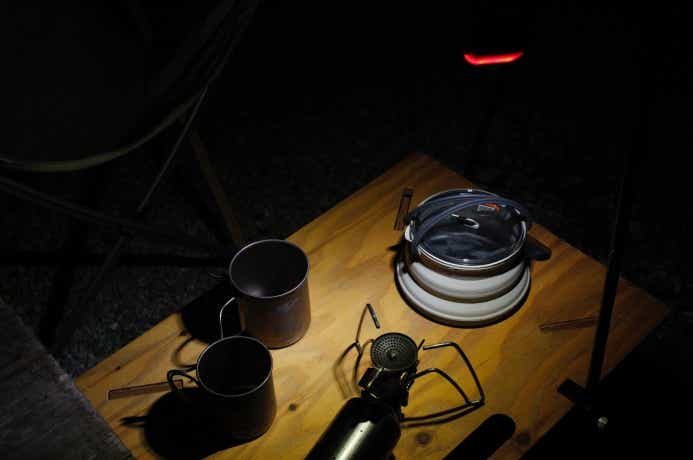 クリップオンコンパクトライトをランタンスタンドに吊り下げている