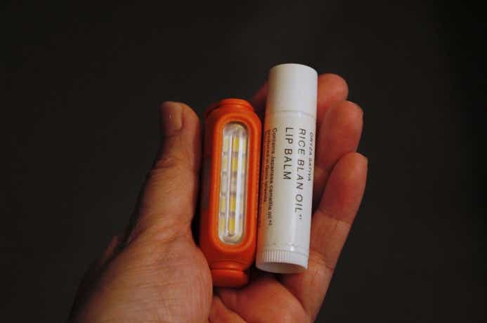 親指、リップクリームと大きさ比較