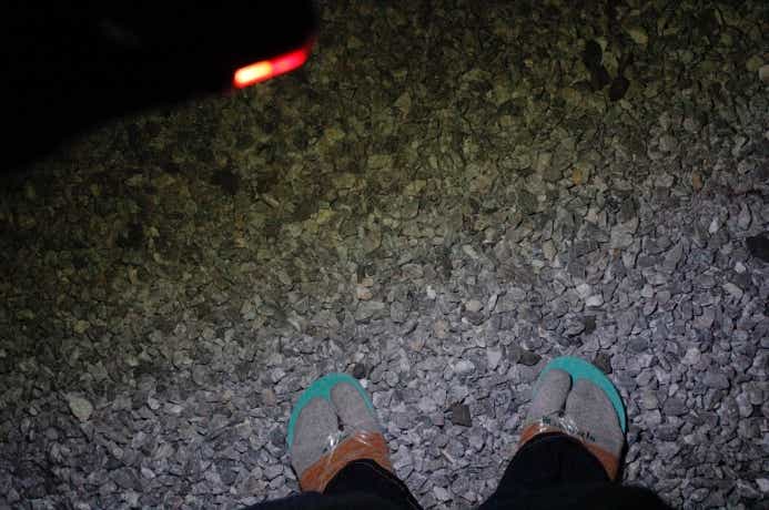 クリップオンコンパクトライトで足元を照らしている