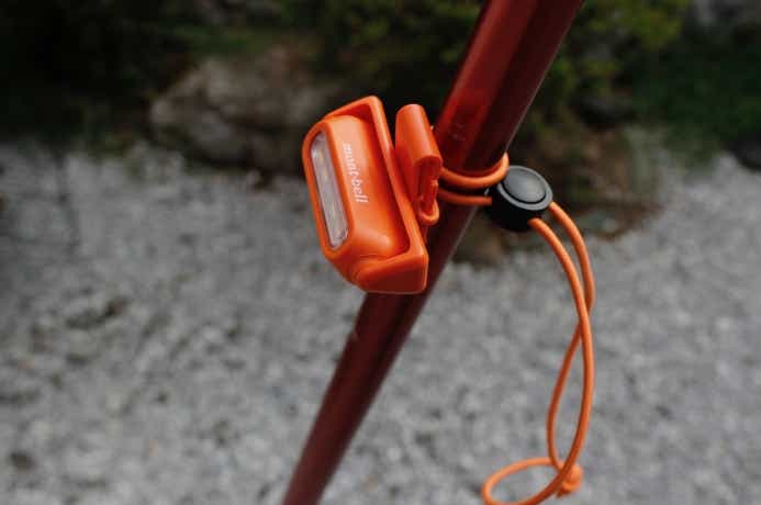 クリップオンコンパクトライトをポールに巻き付けている