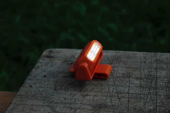 クリップオンコンパクトライトをテーブルの上に置いてある