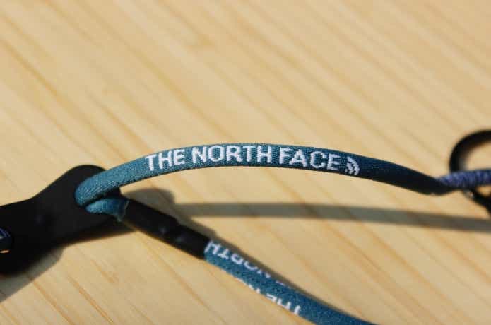 ジャカード編みであしらわれたブランドネーム