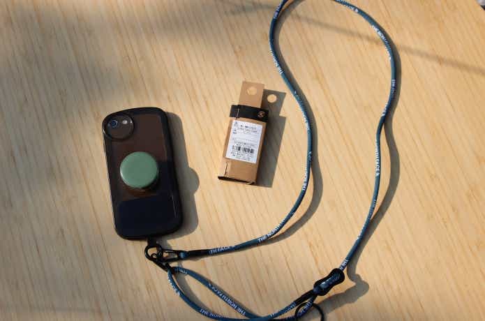アイビーマルチパーパスランヤードをスマホストラップにしている