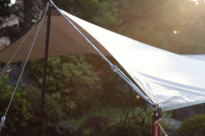 アイビーマルチパーパスランヤードをポールとポールをつないでいる