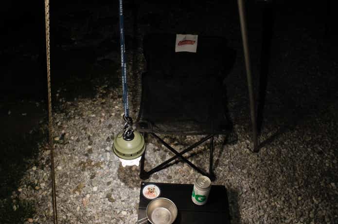 アイビーマルチパーパスランヤードにLEDランタンを吊るしている