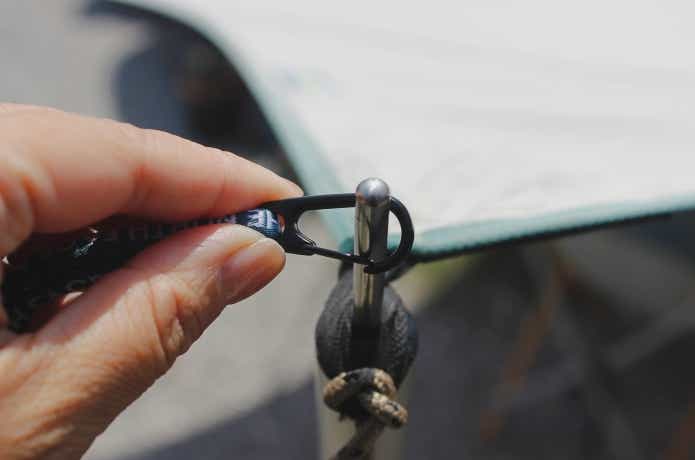 タープポールにカラビナを引っ掛けてある