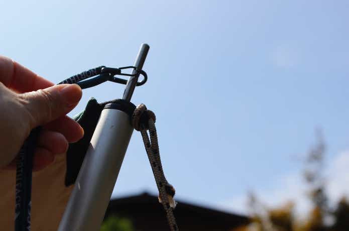 ポールの先端にカラビナを引っ掛けているところ