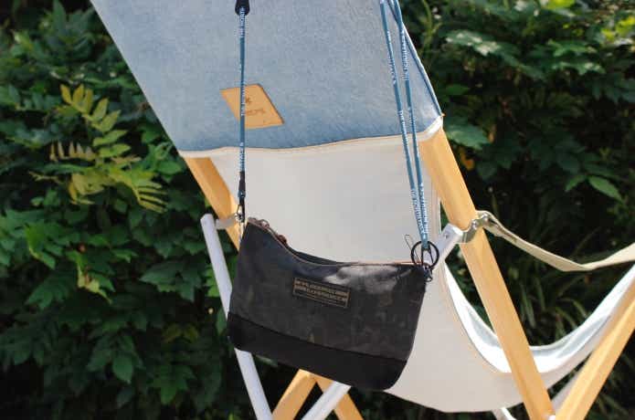 アイビーマルチパーパスランヤードをポーチのショルダーベルトにしている