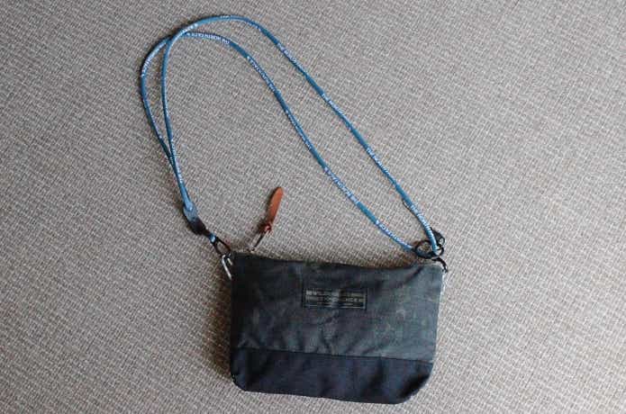 アイビーマルチパーパスランヤードをポーチのショルダーベルトにしている