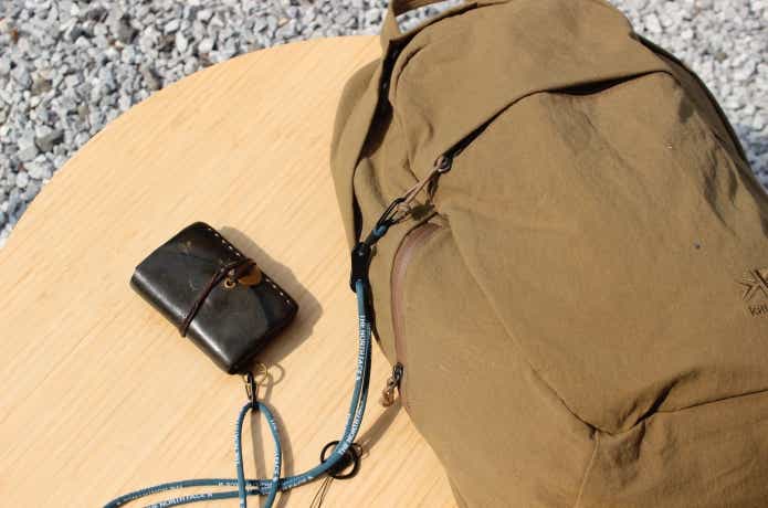 お財布とカバンをつないである