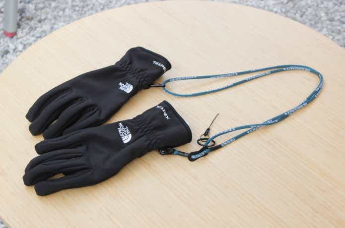 アウトドア手袋のループにつけている