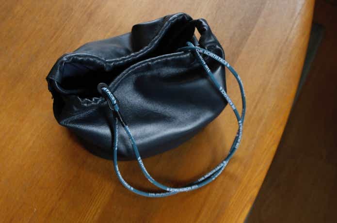 革のショルダーバッグに取り付けている