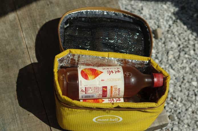 モンベルクーラーボックス4.0Lに600mLペットボトル3本入れている
