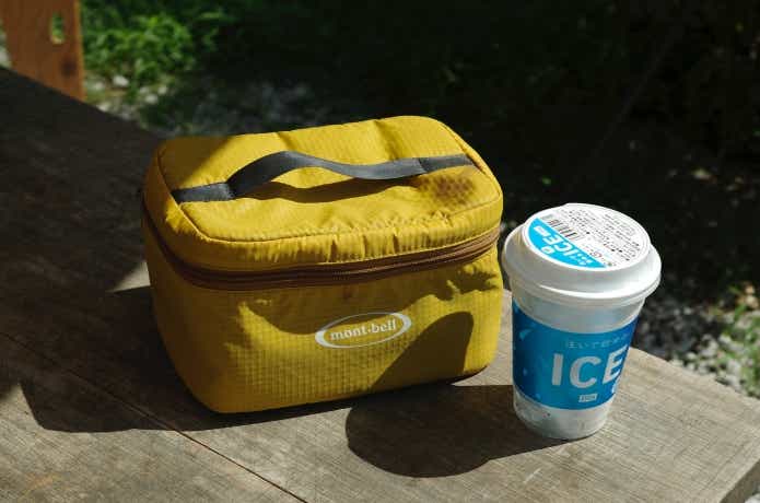 モンベルクーラーボックス4.0Lを外に置いてある